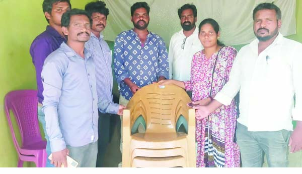 ప్రెస్‌ క్లబ్‌కు కుర్చీల వితరణ