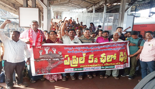 At-the-Visakha-railway-station-there-is-a-rush-of-workers-and-farmers-Lets-get-ready-for-Delhi