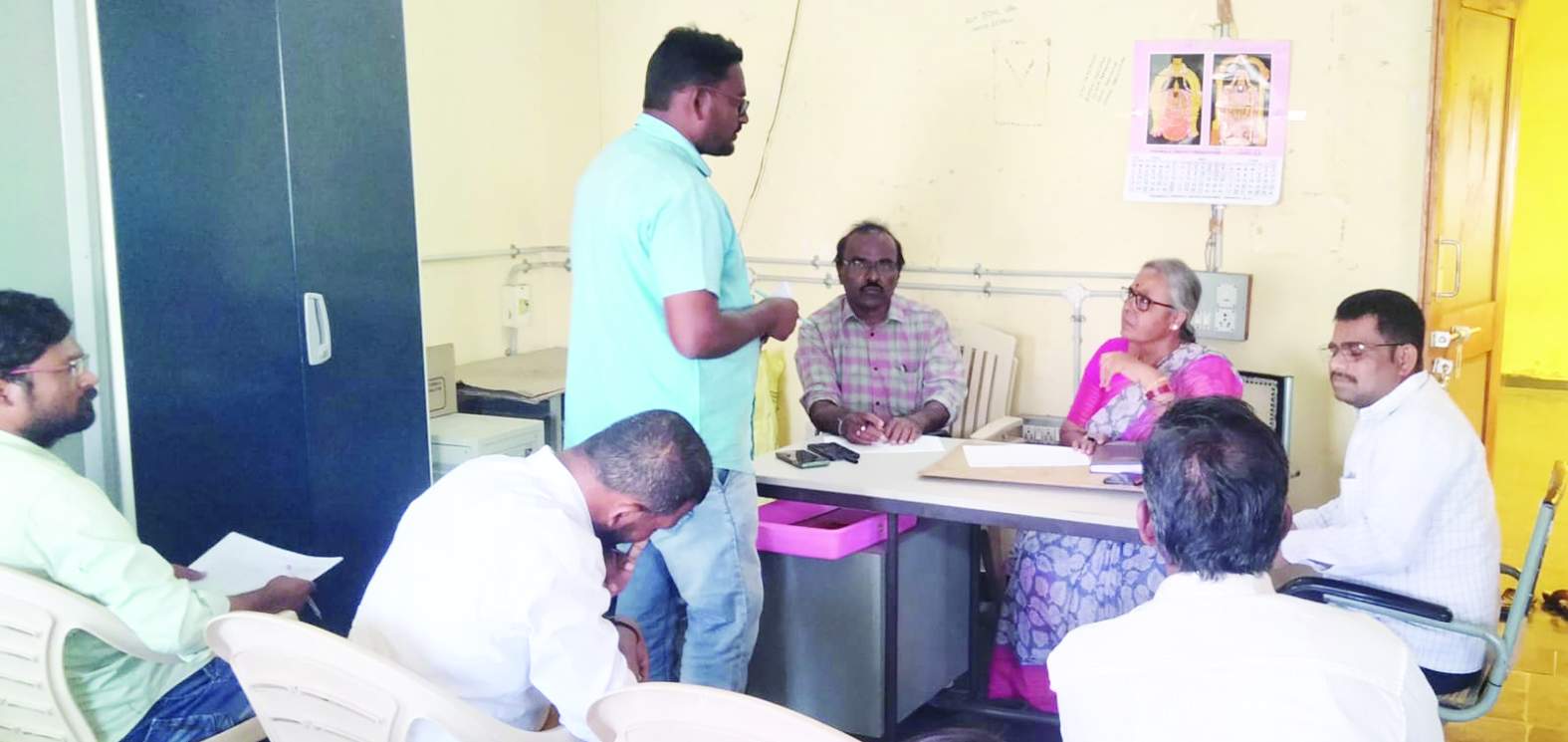 ఉపాధి హామీ సిబ్బందితో సమావేశం నిర్వహిస్తున్న ఏపీడీ మల్లేశ్వరి