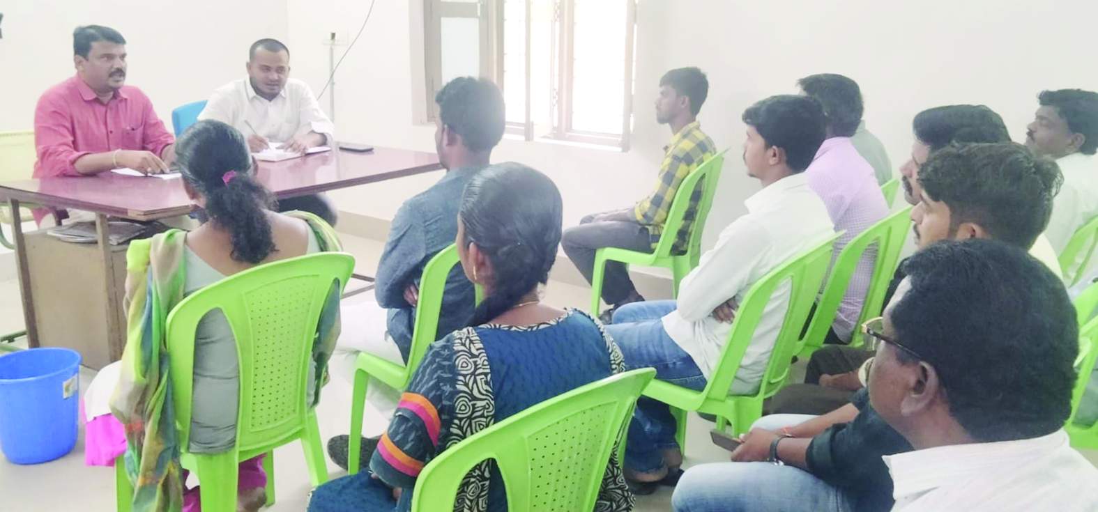 విఆర్‌ఒ, సర్వేయర్ల సమావేశంలో మాట్లాడుతున్న తహశీల్దార్‌ లక్ష్మీనారాయణ