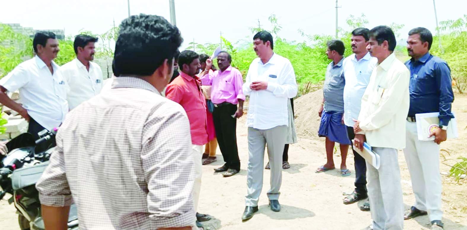 కుందనగుర్తిలోని జగనన్న కాలనీలో పర్యటిస్తున్న అధికారులు
