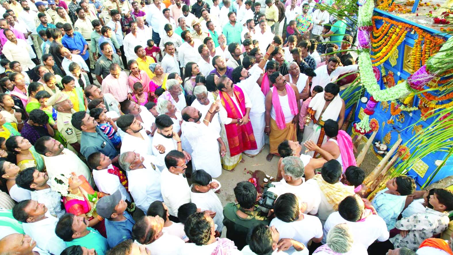 వేడుకల్లో పాల్గొన్న రాష్ట్ర కార్మిక శాఖ మంత్రి గుమ్మనూరు జయరాం