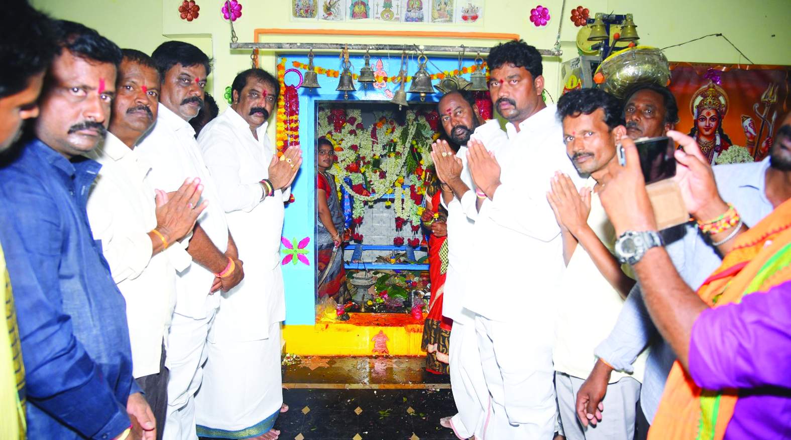 గుమ్మనూరులో మారెమ్మ అవ్వకు ప్రత్యేక పూజలు నిర్వహిస్తున్న మంత్రి, కుటుంబ సభ్యులు