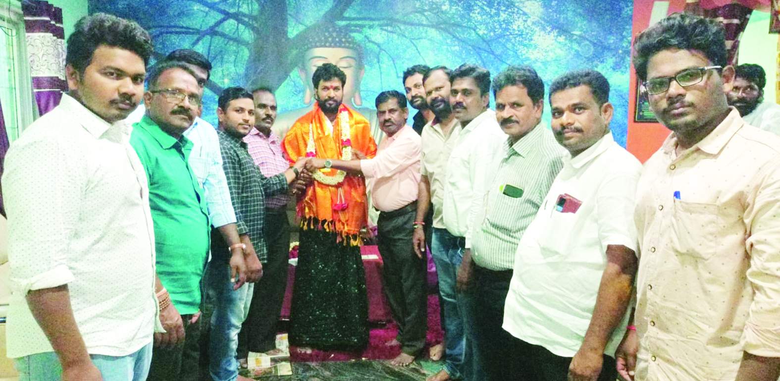 గుమ్మనూరు నారాయణ సన్మానిస్తున్న మండల కార్యాలయ సిబ్బంది