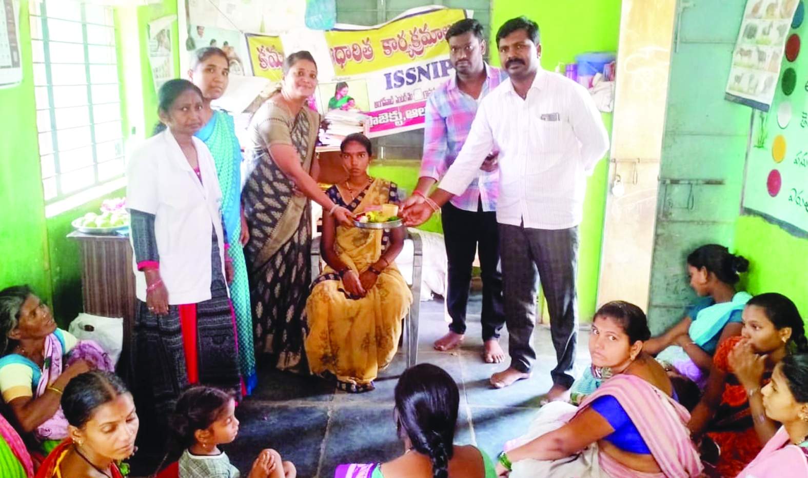 సీమంతంలో పాల్గొన్న సర్పంచి, ఐసిడిఎస్‌ సూపర్‌వైజర్‌