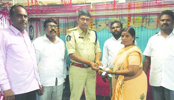 మెడికల్‌ క్యాంపు అభినందనీయం: డిఎస్‌పి శ్రీకాంత్‌