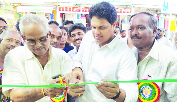 చలివేంద్రాన్ని ప్రారంభించిన వెంకటేష్‌