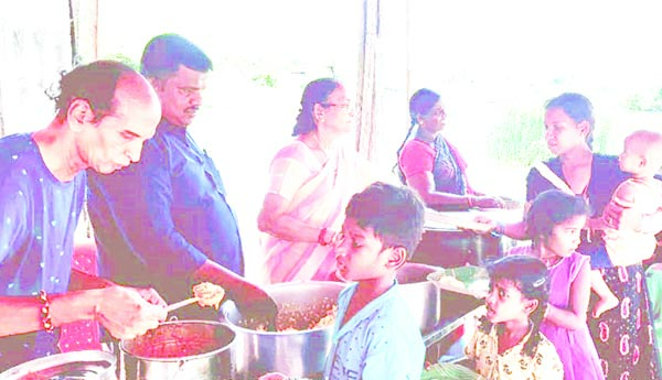 పేదలకు అన్నదానం