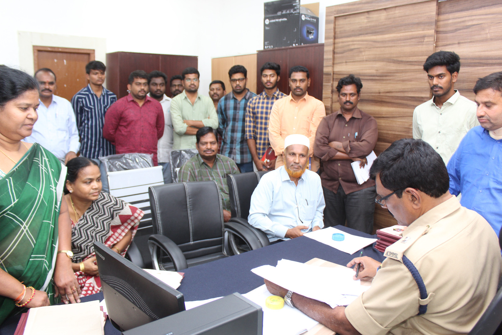 అడ్మినిస్ట్రేషన్ కార్యాలయాన్ని తనిఖీ చేస్తున్న అడిషనల్ ఎస్పీ