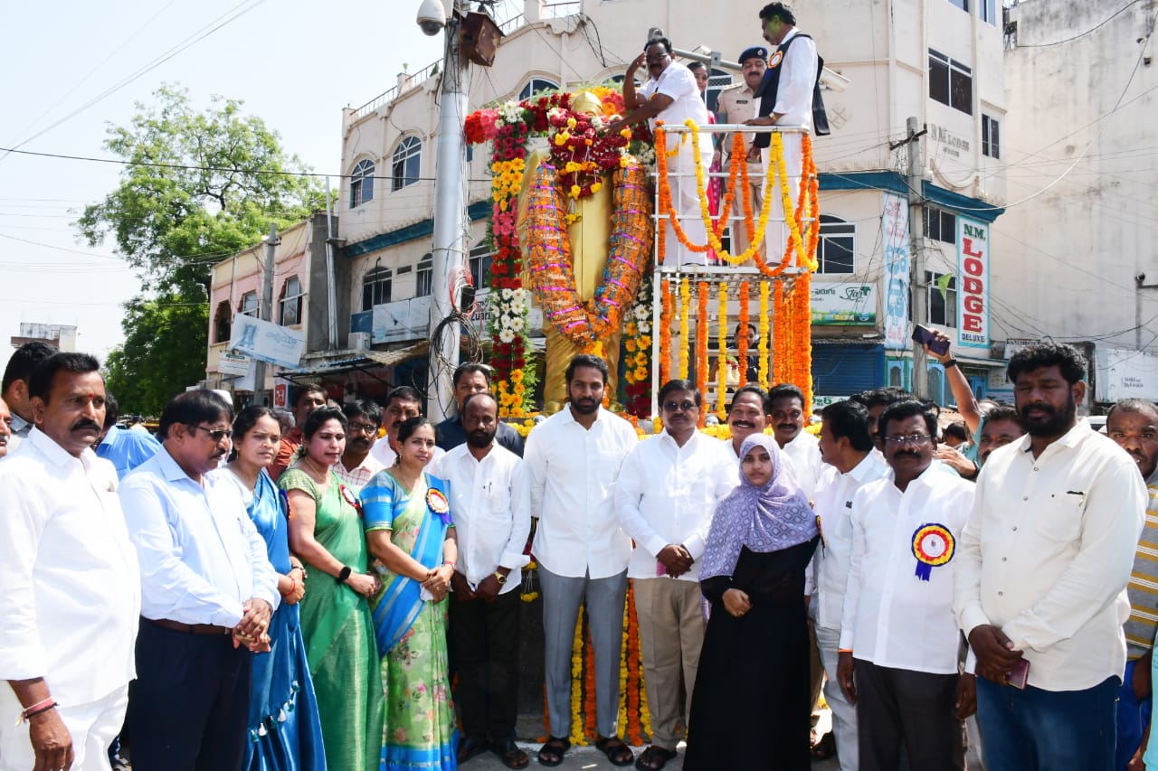 డాక్టర్ బాబు జగ్జీవన్ రామ్ కు నివాళ్లు అర్పిస్తున్న ఎంపీ, ఎమ్మెల్యే, చైర్ పర్సన్ తదితరులు
