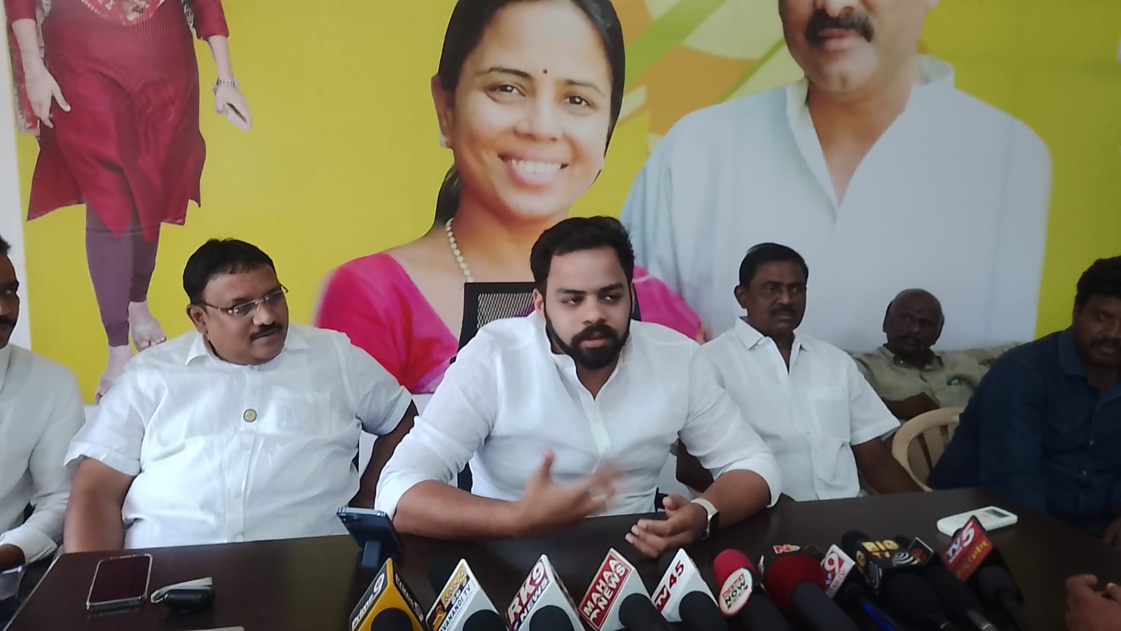 విలేకరుల సమావేశంలో మాట్లాడుతున్న భూమా జగత్‌ విఖ్యాత్‌ రెడ్డి..