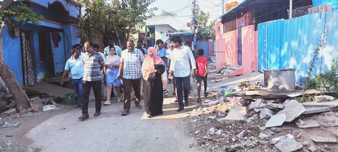 వార్డులో పర్యటిస్తున్న మున్సిపల్‌ చైర్‌ పర్సన్‌, కమిషనర్‌