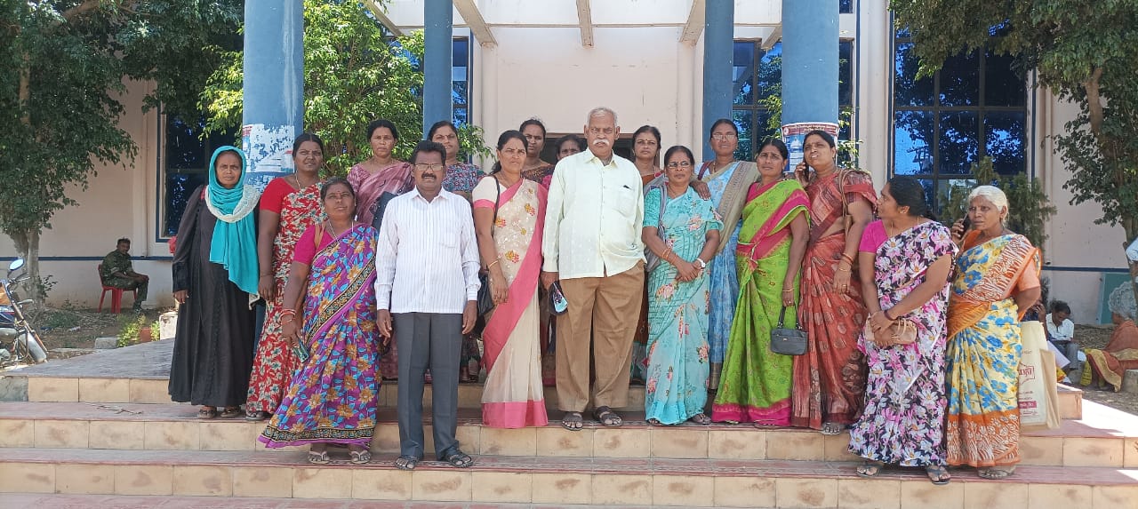 కలెక్టరేట్ స్పందన ఆవరణంలో నిరసన తెలుపుతున్న అంగన్వాడి కార్యకర్తలు సిఐటియు నాయకులు