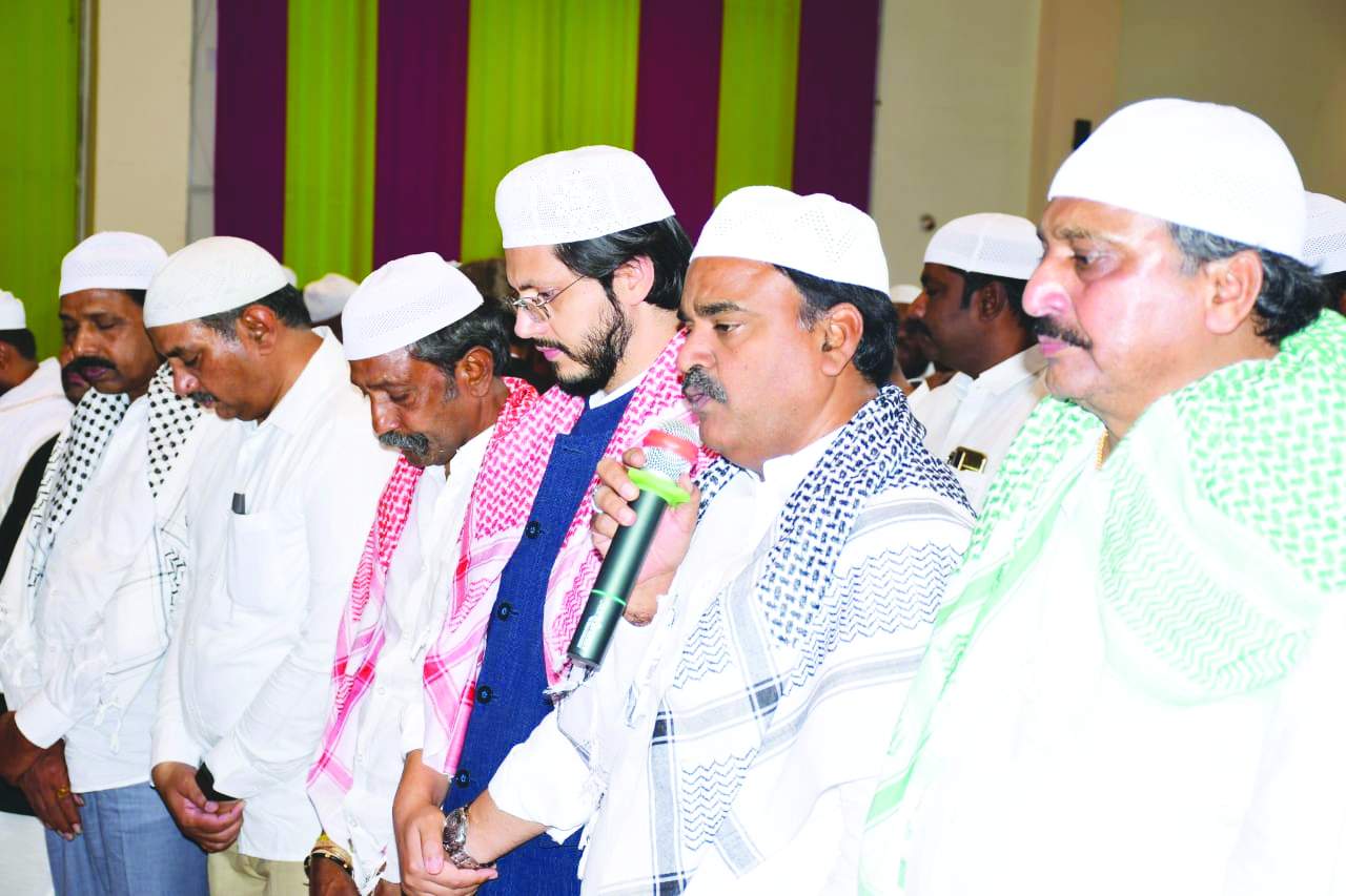 ప్రార్థనలో పాల్గొన్న డిప్యూటీ సిఎం అంజాద్‌బాషా, కలెక్టర్‌, ఎమ్మెల్యేలు