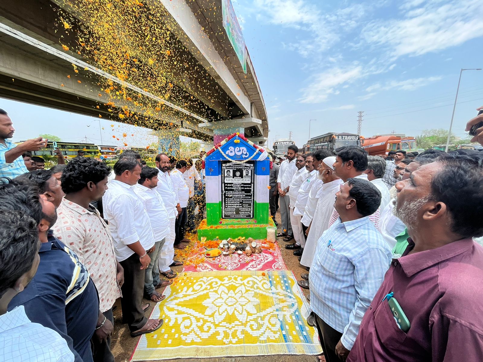పార్క్ ను ప్రారంభిస్తున్న ఎమ్మెల్యే శిల్పా రవి తదితరులు