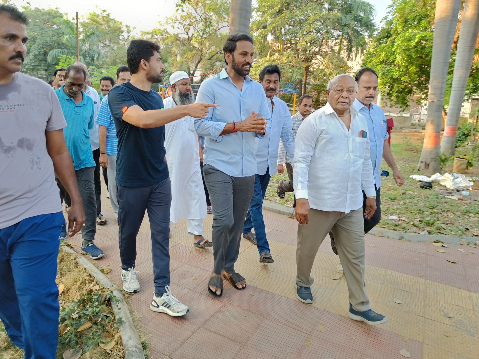 పార్క్‌ ను సందర్శించి సమస్యలు తెలుసుకుంటున్న ఎమ్మెల్యే