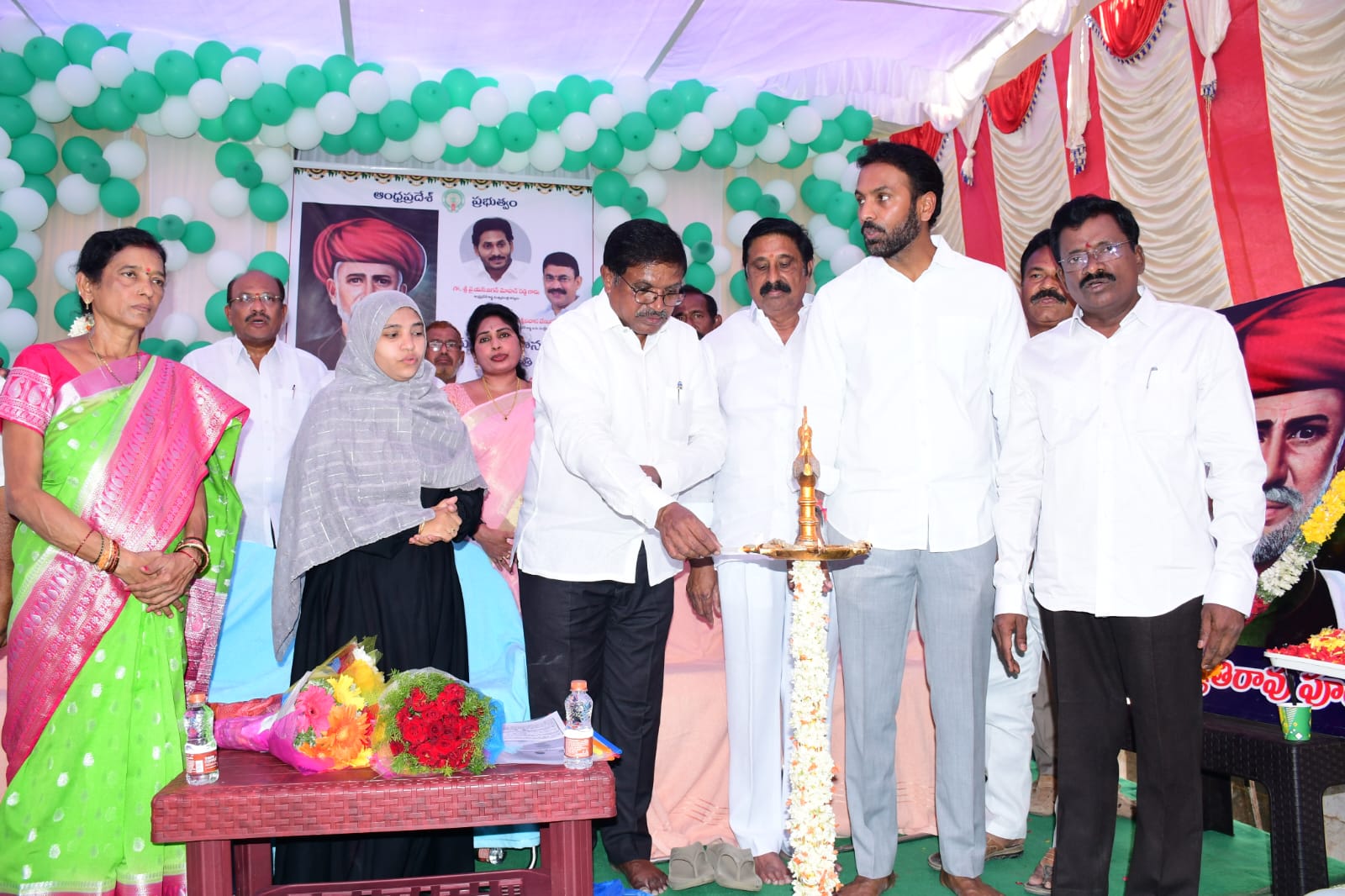  జ్యోతి ప్రజ్వలన చేస్తున్న ఎంపీ పోచా బ్రహ్మానందరెడ్డి, ఎమ్మెల్యే రవిచంద్ర కిషోర్‌ రెడ్డి తదితరులు