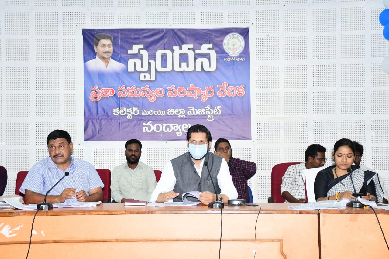 మాట్లాడుతున్న జిల్లా కలెక్టర్‌ మనజీర్‌ జిలాని సామూన్‌