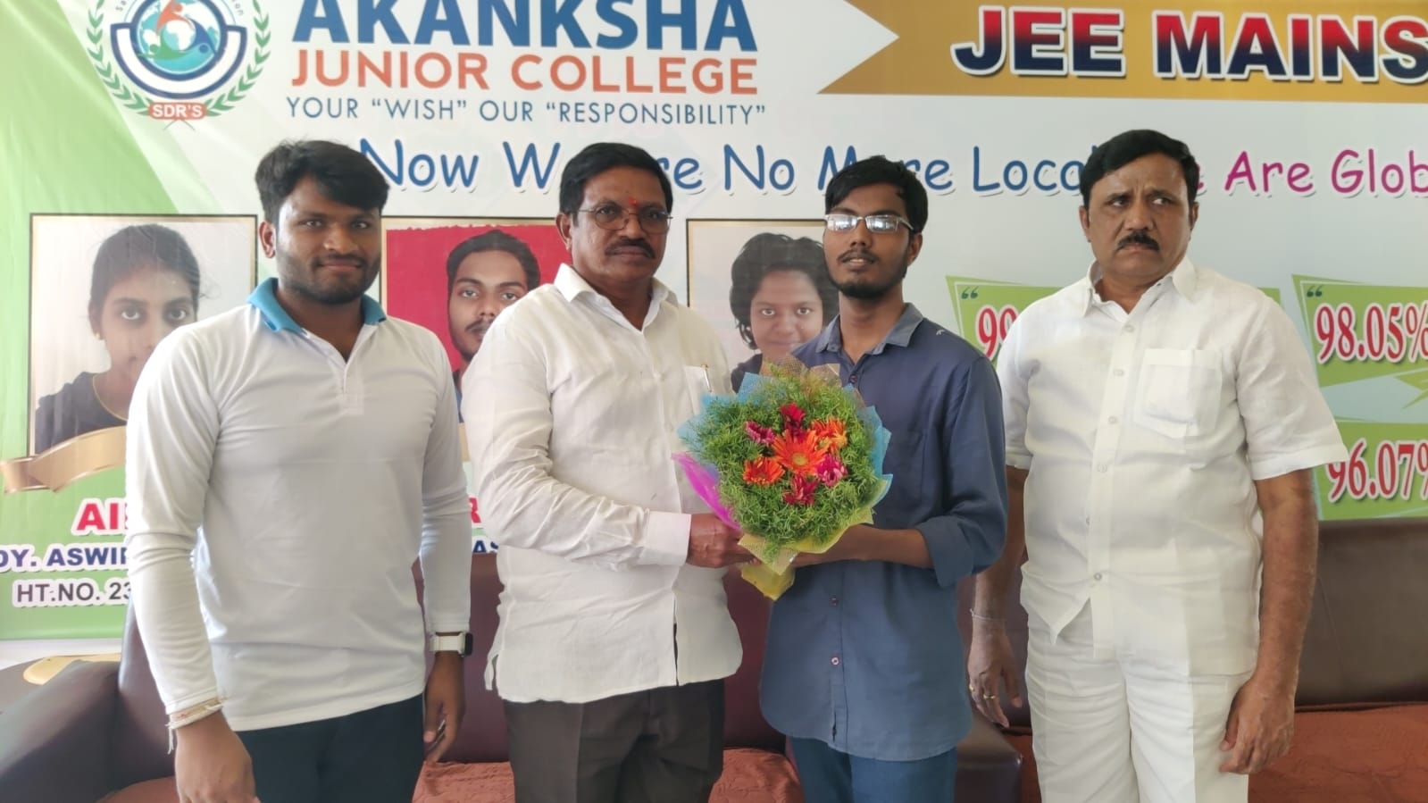 విద్యార్థులను అభినందిస్తున్న ఎంపీ పోచా బ్రహ్మానందరెడ్డి, కళాశాల చైర్మన్ కొండారెడ్డి