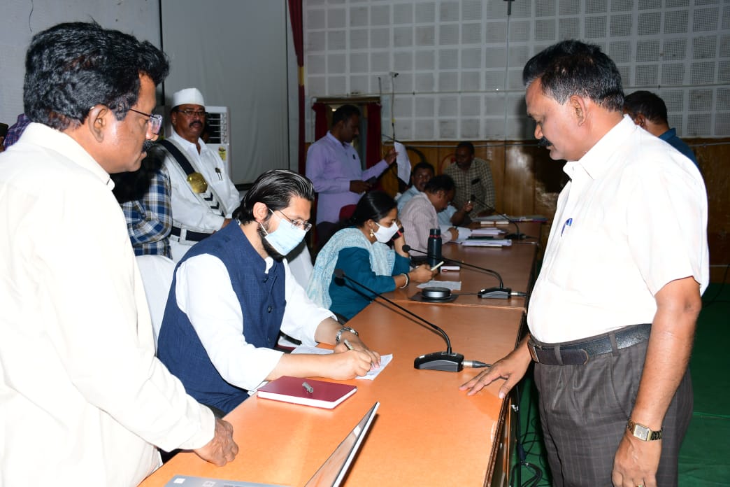 వినతులు స్వీకరిస్తున్న జిల్లా కలెక్టర్, జేసీ