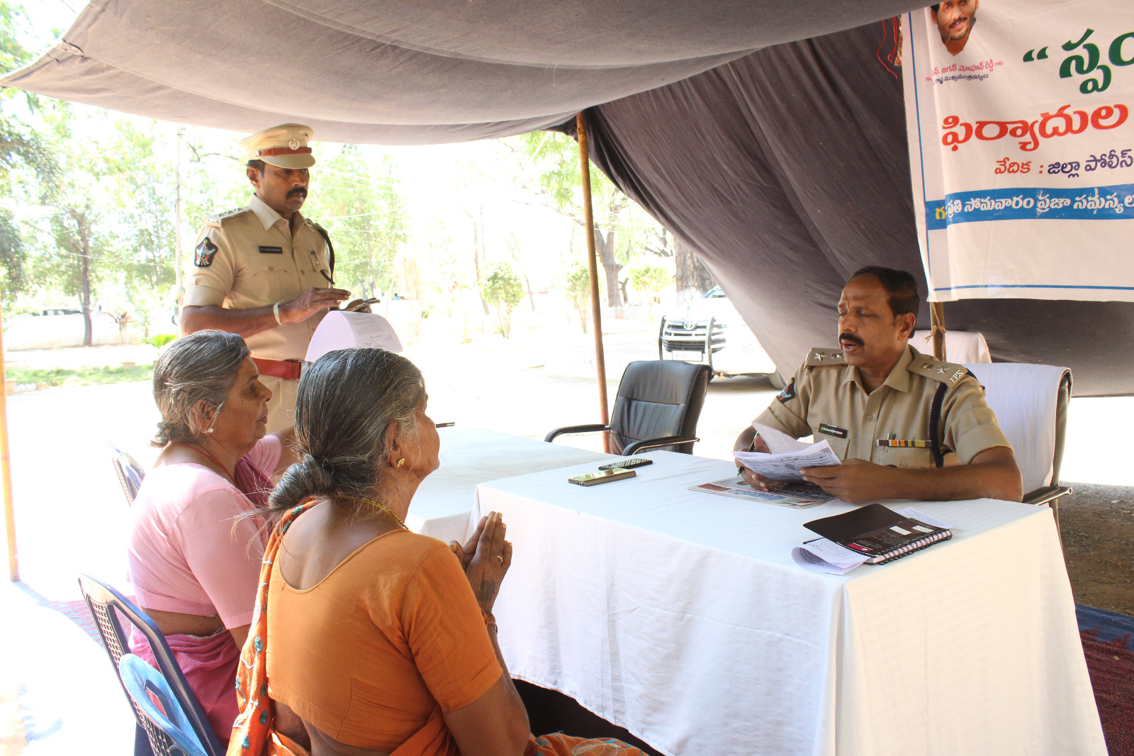 స్పందనలో ప్రజల నుండి వినతులు స్వీకరిస్తున్న జిల్లా ఎస్పీ