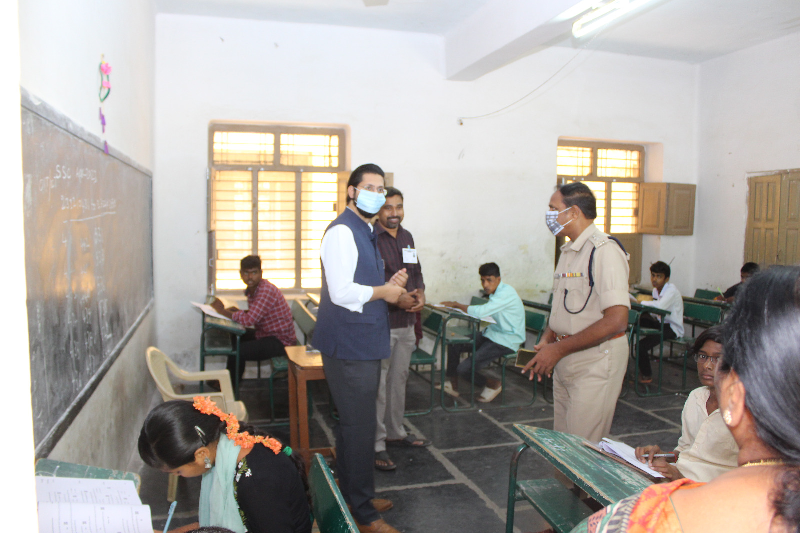 పరీక్ష కేంద్రాన్ని పరిశీలిస్తున్న జిల్లా కలెక్టర్‌, జిల్లా ఎస్పీ