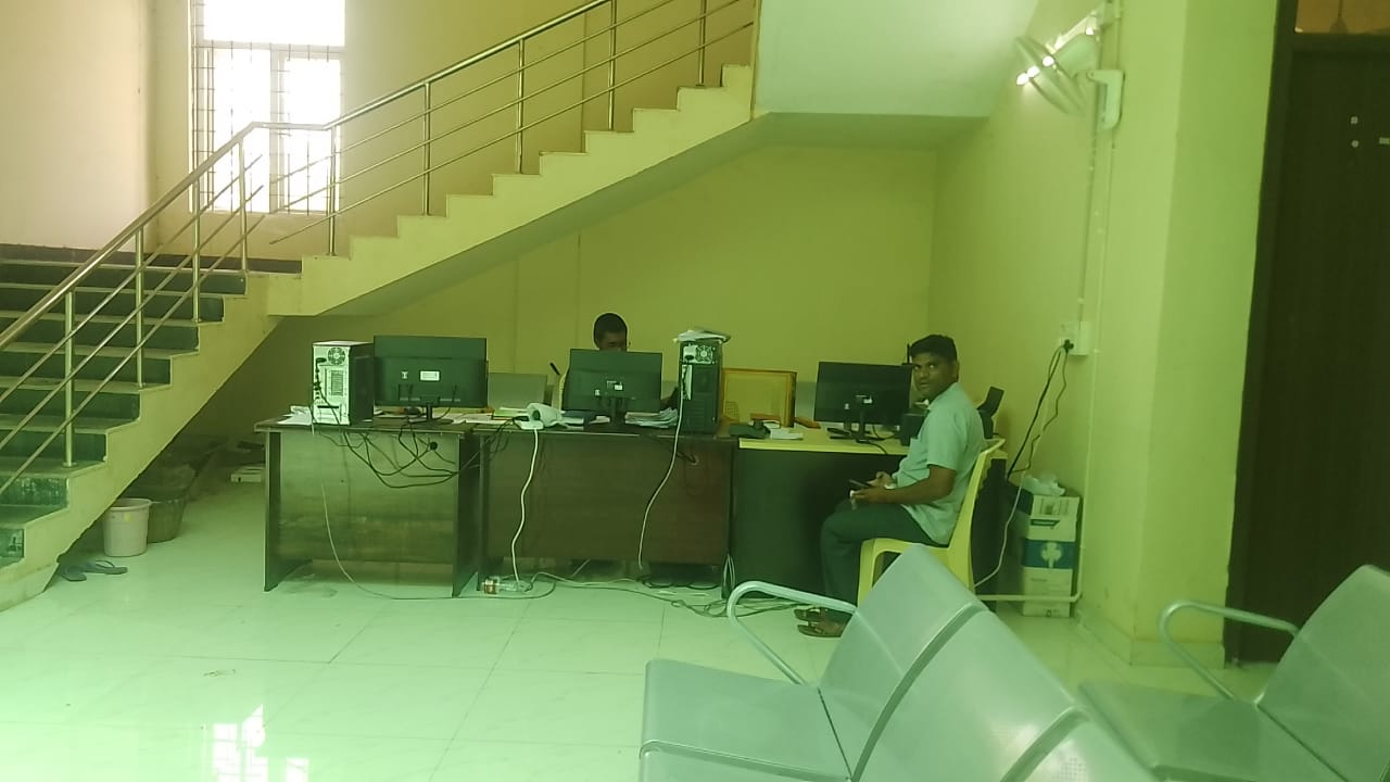 మెట్ల కింద కూర్చున్న జెసి కార్యాలయపు సిబ్బంది