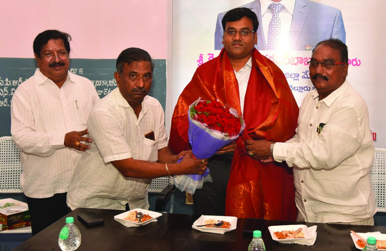 రెవెన్యూ ఉద్యోగుల పనితీరు ప్రశంసనీయం