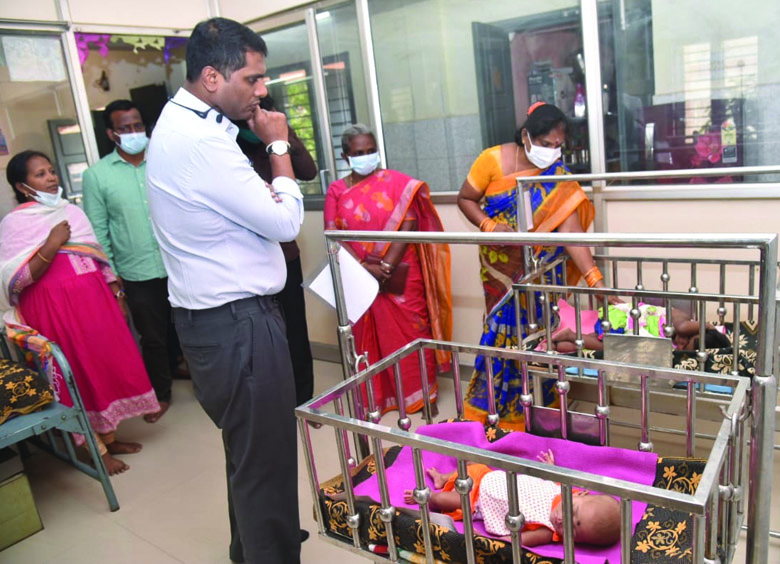 శిశు గహ, బాలసదనాన్ని సందర్శించిన కలెక్టర్‌
