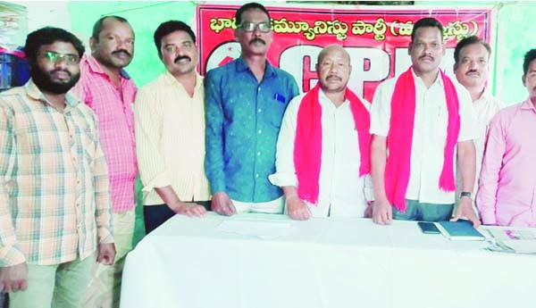 పోస్టర్‌ను ఆవిష్కరిస్తున్న నేతలు