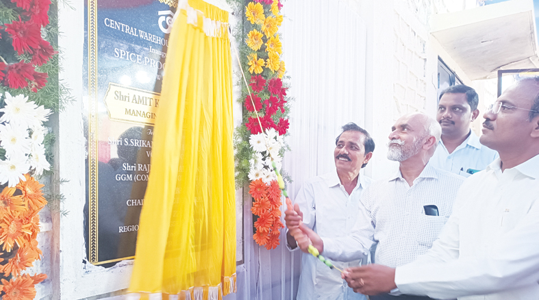 ప్రాసెసింగ్‌ కేంద్రాని ప్రారంభిస్తున్న ఎండి అమిత్‌ కమార్‌సింగ్‌