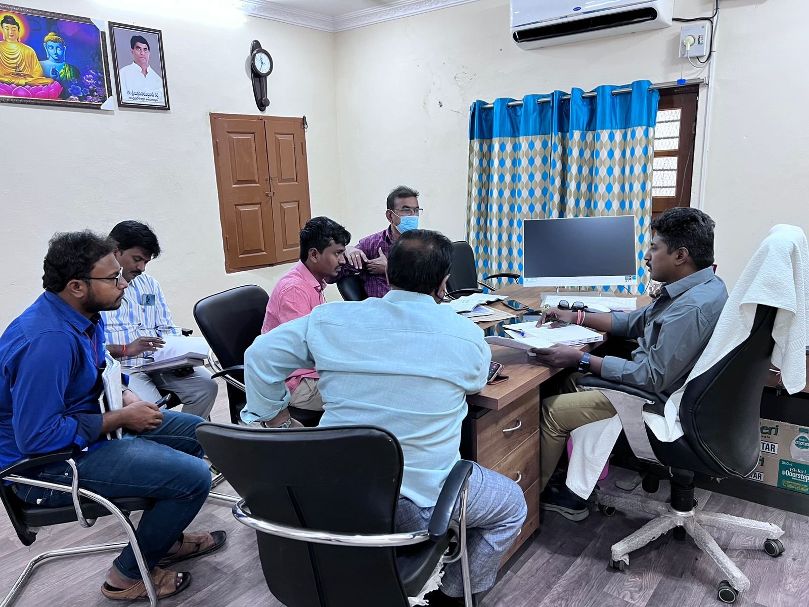 సమావేశంలో అధికారులతో మాట్లాడుతున్న డోన్ మున్సిపల్ చైర్మన్ సప్తశైలరాజేష్