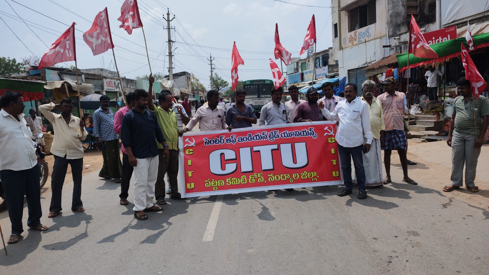 బేతంచెర్ల సర్కిల్‌ రోడ్డులో రాస్తారోకో కార్యక్రమం నిర్వహిస్తున్న సిఐటియు నాయకులు