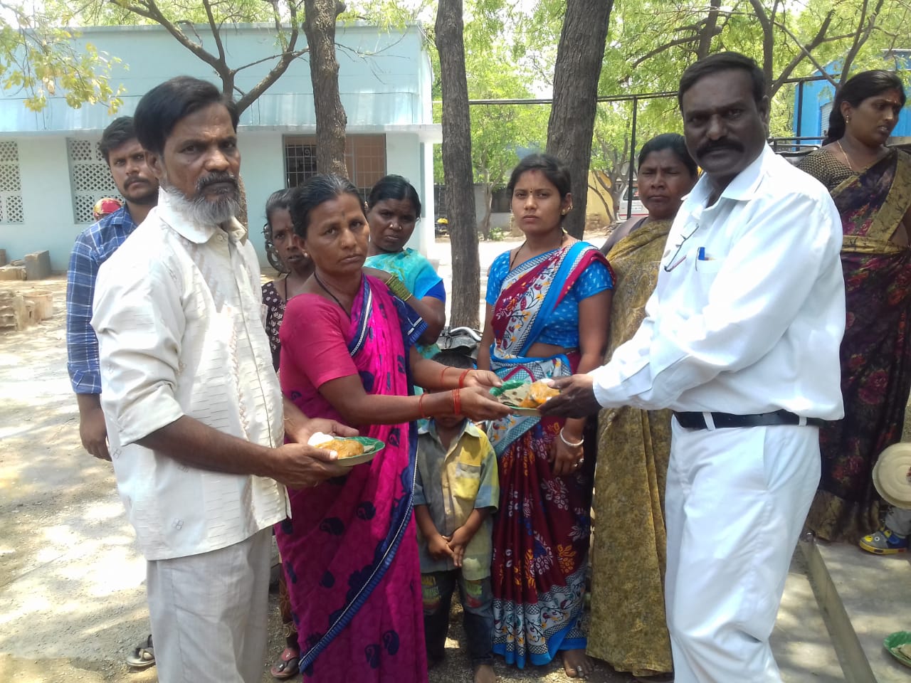 ప్రభుత్వ ఆసుపత్రిలో పౌష్టికాహారం పంపిణీ చేస్తున్న ప్రార్థన సమయం నిర్వాహకులు జాన ప్రభాకర్