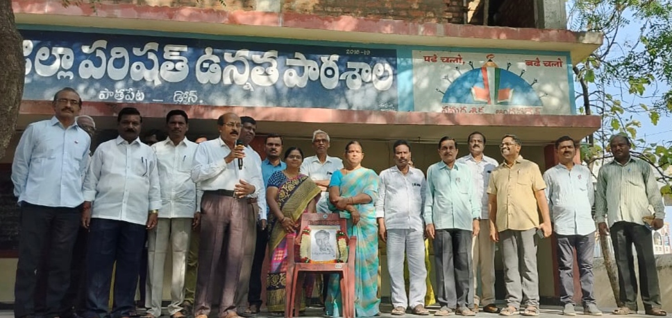 శ్రీరంగం శ్రీనివాసరావు చిత్రపటానికి పూలమాలలు వేసి నివాళులర్పిస్తున్న ఉపాధ్యాయులు