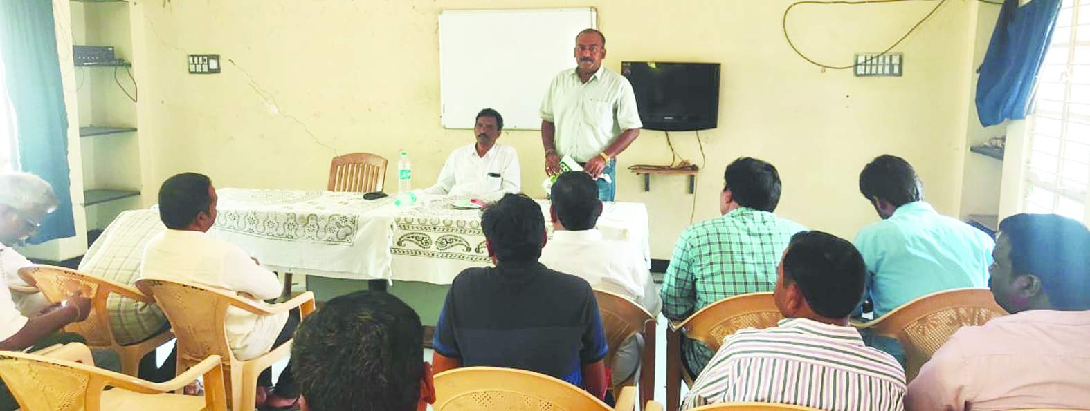 సమావేశంలో మాట్లాడుతున్న సురేష్‌ బాబు