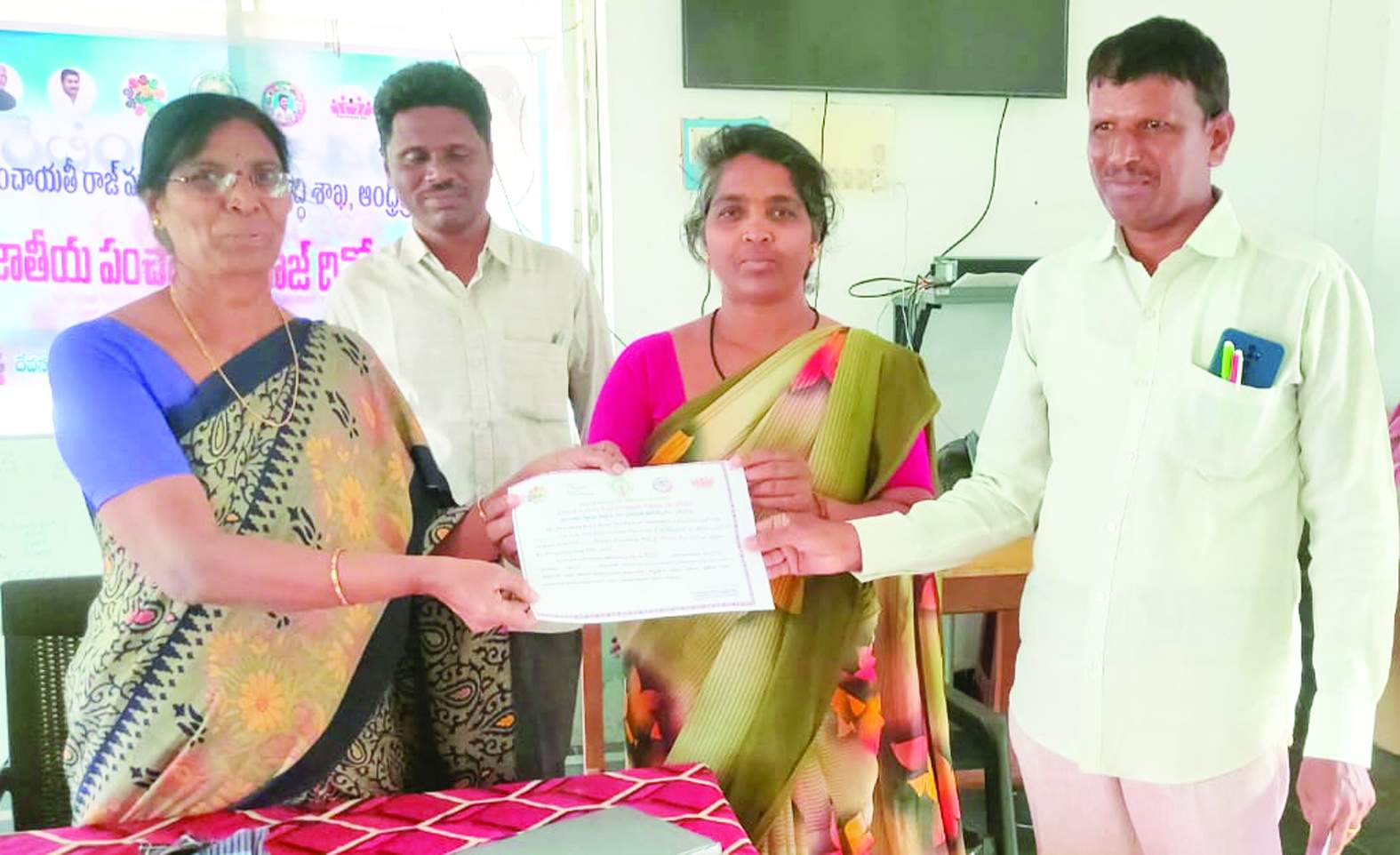 కోటకొండ సర్పంచి తిమ్మక్కకు అవార్డు అందిస్తున్న ఎంపిడిఒ గౌరీదేవి