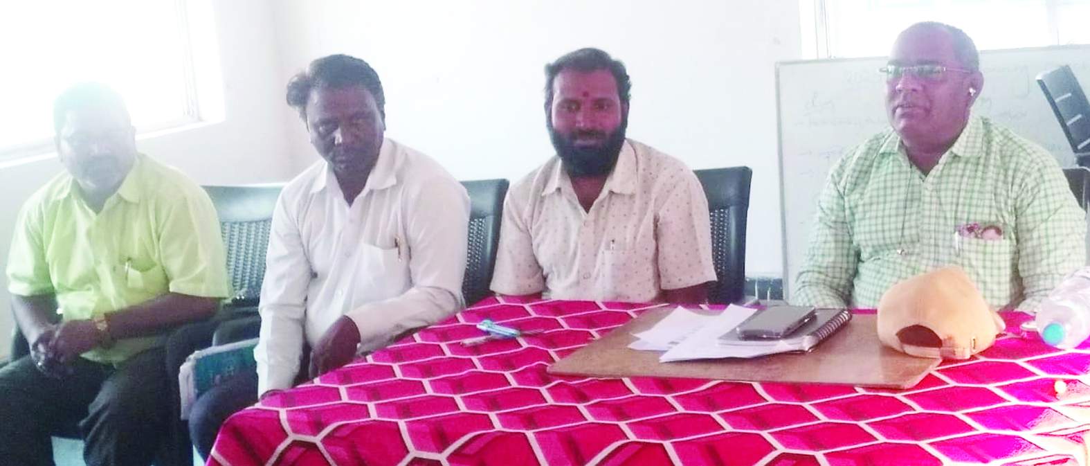 సమావేశంలో మాట్లాడుతున్న మండల ప్రత్యేకాధికారి శ్రీనివాసరావు