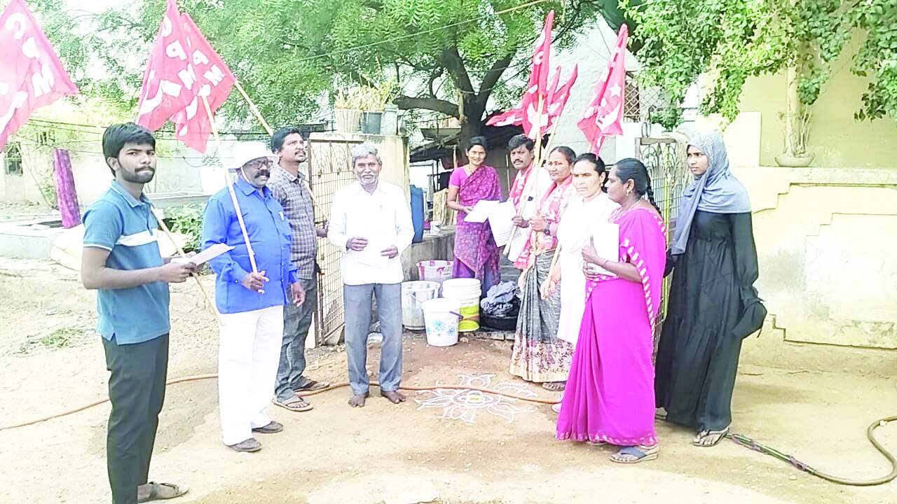 డోన్‌లో కరపత్రాలు పంచుతూ ప్రజల్లో చైతన్యం నింపుతున్న సిపిఎం నాయకులు