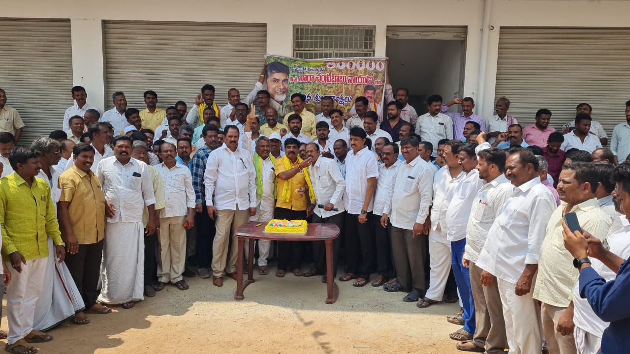నారా చంద్రబాబు నాయుడు జన్మదిన వేడుకల్లో పాల్గొన్న డోన్‌ నియోజకవర్గ టిడిపి అభ్యర్థి ధర్మవరం సుబ్బారెడ్డి