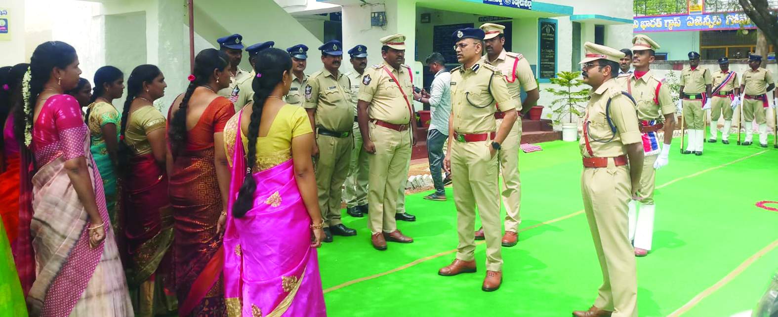 మహిళా పోలీసులతో మాట్లాడుతున్న డిఐజి, ఎస్పీ