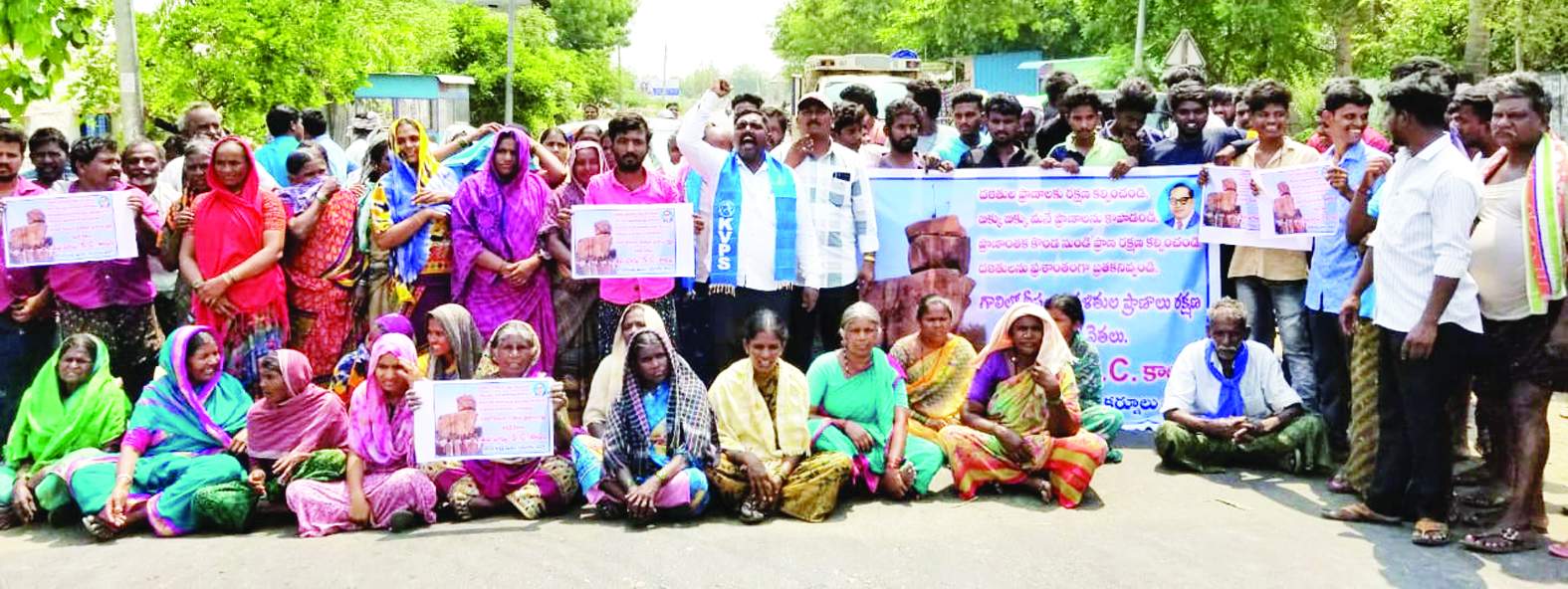 రాస్తారోకో నిర్వహిస్తున్న కాలనీవాసులు