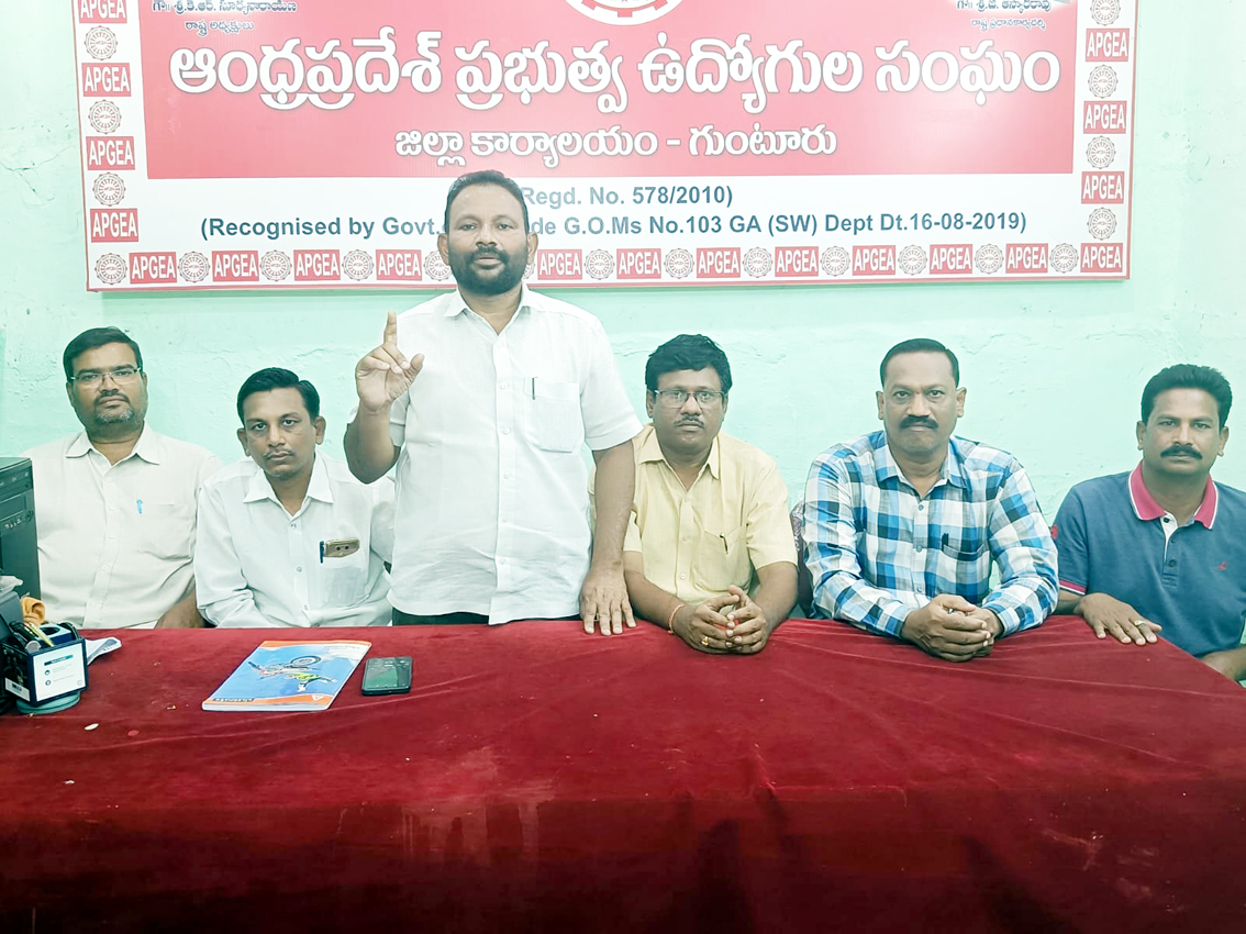 సమాన పనికి సమాన వేతనం ఇవ్వాలి