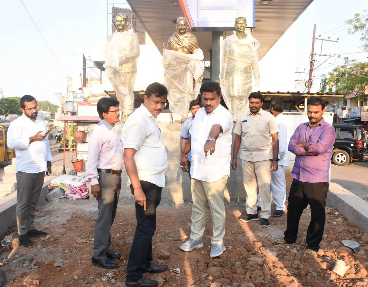 ట్రాఫిక్‌నకు అడ్డులేని ప్రాంతాలకు విగ్రహాలు