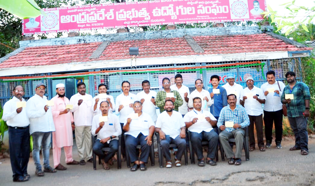 జగనన్న మమ్మల్ని రెగ్యులర్‌ చెయ్యన్న..