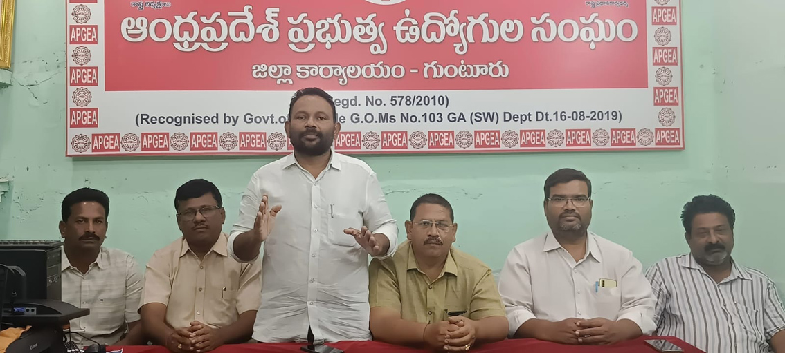 ఉద్యోగుల సమస్యలను పరిష్కరించాలి