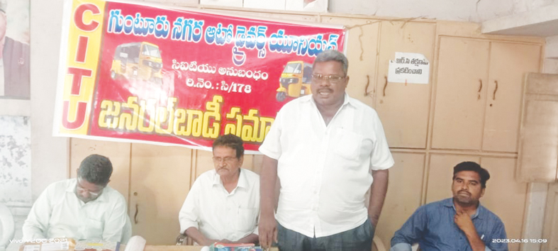 మాట్లాడుతున్న నన్నపనేని శివాజీ