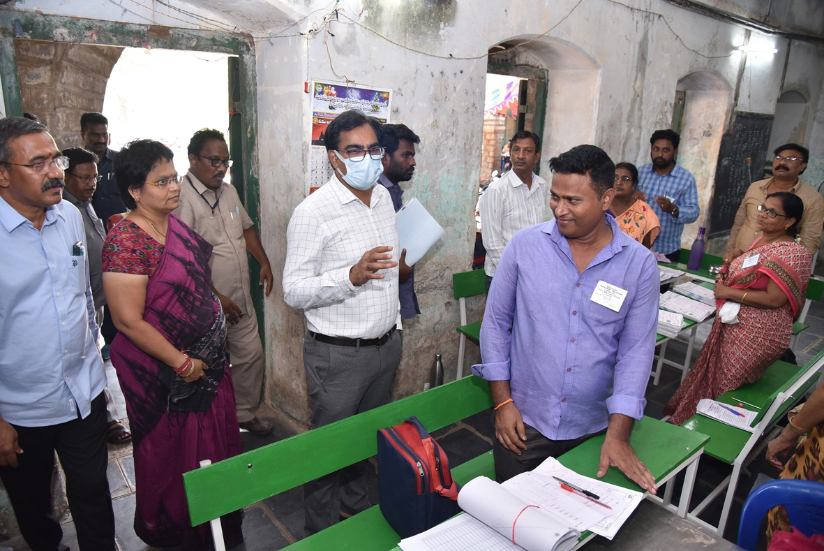 మూల్యాంకన కేంద్రాన్ని పరిశీలించిన జిల్లా కలెక్టర్‌