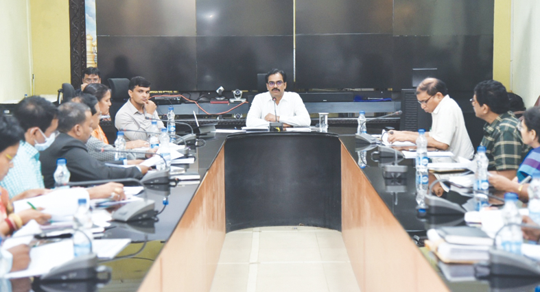 సమావేశంలో మాట్లాడుతున్న జిల్లా కలెక్టర్‌ వేణుగోపాల్‌రెడ్డి