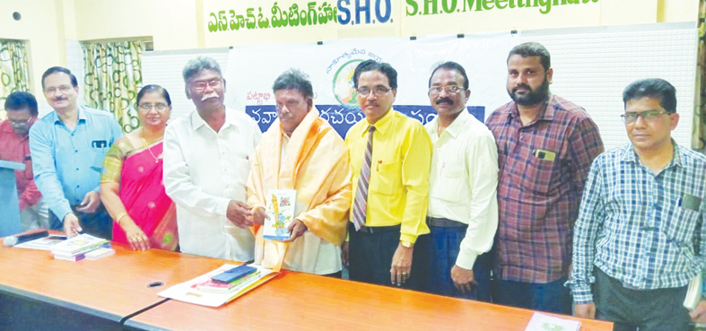 కరీముల్లాను సన్మానిస్తున్న రచయితలు